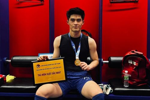Trung Kiên nhận giải thủ môn hay nhất U21 quốc gia 2024. Ảnh: FBNV.