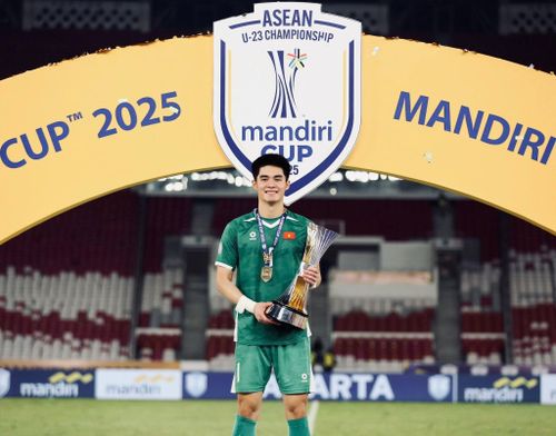 Trung Kiên nâng cúp U23 Đông Nam Á 2025. Ảnh: FBNV.