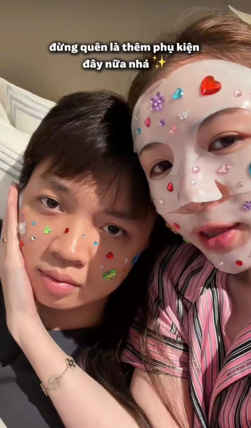 Không chỉ Phương Nga, nhiều người có sức ảnh hưởng (influencer) khác ở Việt Nam cũng hưởng ứng trào lưu làm đẹp này. Chỉ với những miếng hình dán giống viên đá quý, dễ tìm mua tại cửa hàng trang trí hoặc sàn TMĐT, người dùng có thể dán trực tiếp lên cơ thể hoặc những vật dụng yêu thích. Ảnh: @diep.lez/IG, @kimchungphan20/TikTok.