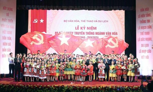 Tổng Bí thư Tô Lâm, Thủ tướng Chính phủ Phạm Minh Chính cùng các nghệ sĩ tại Lễ kỷ niệm 80 năm Ngày truyền thống ngành Văn hoá (Hà Nội, ngày 23.8.2025). Ảnh: TTXVN
