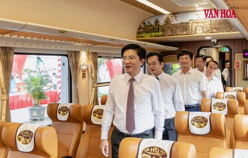 Ông Trương An Ninh, Trưởng ban Tuyên giáo và Dân vận Tỉnh uỷ Quảng Trị cùng lãnh đạo các sở, ngành địa phương tham quan không gian trong đoàn tàu