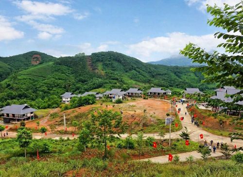 Làng Nủ hôm nay là nơi ở mới của người dân sau trận lũ quét đặc biệt nghiêm trọng do hoàn lưu bão số 3 (Yagi) gây ra năm 2024. Từ những ngôi nhà được dựng lên để người dân ổn định cuộc sống, một khu dân cư mới đang từng bước được vun đắp bằng chính bàn tay của cộng đồng