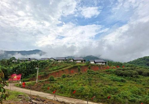 Trong những ngày Tết Độc lập đang đến gần, sắc cờ đỏ sao vàng trên từng con đường mang đến không khí rộn ràng của ngày hội non sông. Ở Làng Nủ, đó còn là hình ảnh của một cuộc sống mới đã bén rễ, của sự đồng lòng và niềm tin vào những ngày tháng bình yên phía trước