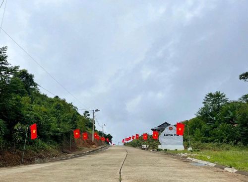 Hội Liên hiệp Phụ nữ xã Phúc Khánh đảm nhận chăm sóc, chỉnh trang tuyến “Đường hoa phụ nữ” Mai Vạn Phúc và trồng mới thêm 300m đường hoa. Các hội viên còn hỗ trợ người dân cải tạo vườn, lên luống, trồng rau theo mùa, vừa phục vụ sinh hoạt vừa tạo thêm những khoảng xanh quanh nhà