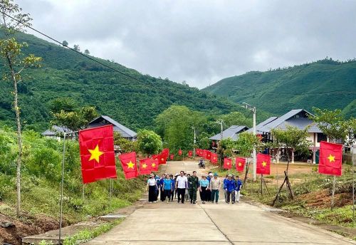 Không chỉ treo cờ, cán bộ, đoàn viên, hội viên và người dân còn cùng nhau chỉnh trang đường làng, chăm sóc cây xanh, trồng hoa, vệ sinh môi trường và hoàn thiện các phần việc quanh khu dân cư