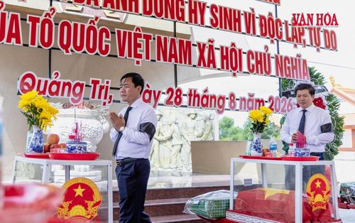 Những bước chân chậm lại khi đi qua từng hài cốt liệt sĩ, trước khi các anh được đưa về phần mộ