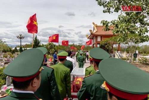 Giữa những lá cờ Tổ quốc, hài cốt liệt sĩ được trang trọng đưa qua nghĩa trang về nơi an nghỉ