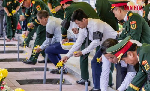 Hoa được rải xuống phần mộ trong giờ phút tiễn biệt, như lời tri ân dành cho những người đã gửi lại tuổi xuân nơi chiến trường