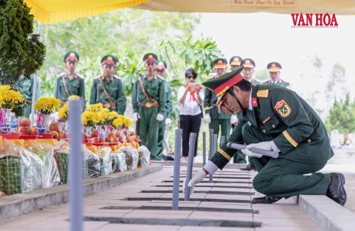 Các phần mộ được hoàn thiện trong nghi thức an táng, khép lại chặng đường dài từ nơi các liệt sĩ hy sinh đến nghĩa trang hôm nay
