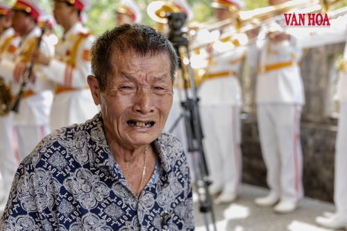 Một người đàn ông không kìm được nước mắt trong giờ phút tiễn đưa. Hơn nửa thế kỷ đã qua, ký ức về những người nằm lại vẫn còn nguyên trong lòng người ở lại
