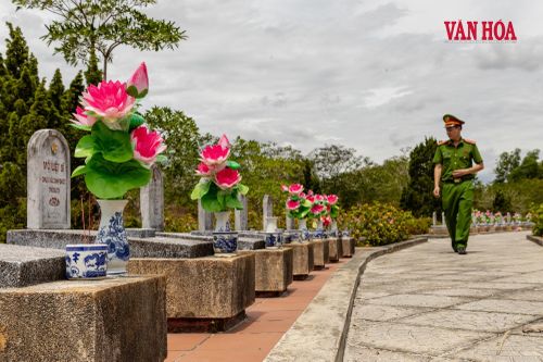 Người chiến sĩ hôm nay bước giữa những hàng mộ liệt sĩ. Từ đây, những người lính được tìm thấy ở Câu Nhi đã có một nơi yên nghỉ bên đồng đội