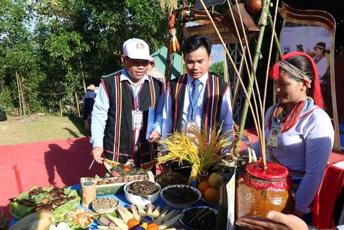 Ban giám khảo đánh giá từng món ăn dựa trên hương vị, cách trình bày và nét truyền thống