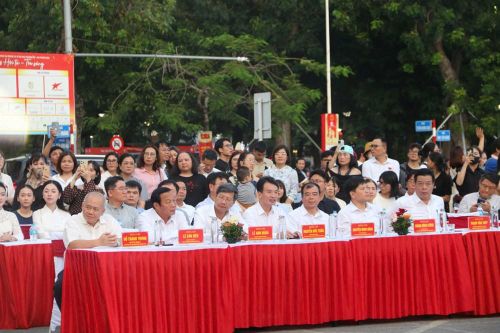 Các đại biểu và đông đảo người dân Hải Phòng tham dự lễ khai mạc