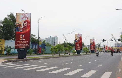 Pano điện tử chào mừng kỷ niệm 81 năm Cách mạng Tháng Tám thành công (19/8/1945 - 19/8/2026) và Quốc khánh nước Cộng hòa Xã hội Chủ nghĩa Việt Nam (2/9/1945-2/9/2026) trên trục đường R12 (phường An Khánh TP. Hồ Chí Minh). Ảnh: Anh Tuấn - TTXVN