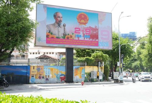 Pano điện tử chào mừng kỷ niệm 81 năm Cách mạng Tháng Tám thành công (19/8/1945 - 19/8/2026) và Quốc khánh nước Cộng hòa Xã hội Chủ nghĩa Việt Nam (2/9/1945-2/9/2026) tại ngã tư Hai Bà Trưng - Nguyễn Du (phường Sài Gòn, TP. Hồ Chí Minh). Ảnh: Anh Tuấn - TTXVN