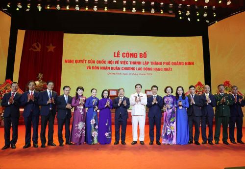Các đại biểu tham dự Lễ công bố Nghị quyết của Quốc hội về việc thành lập thành phố Quảng Ninh và đón nhận Huân chương Lao động hạng Nhất. Ảnh: Thống Nhất – TTXVN