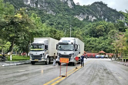 Lực lượng chức năng kiểm tra phương tiện chở hàng xuất khẩu qua Cửa khẩu Quốc tế Hữu Nghị (Lạng Sơn). Ảnh: PV.