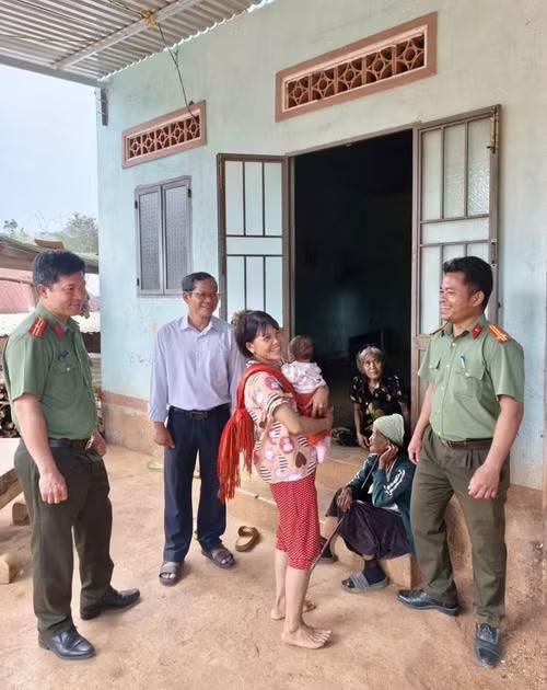Trung tá A Thuận (ngoài cùng bên phải) trong dịp tuyên truyền hoạt động bầu cử Quốc hội và Hội đồng nhân dân năm 2026 tới người dân.