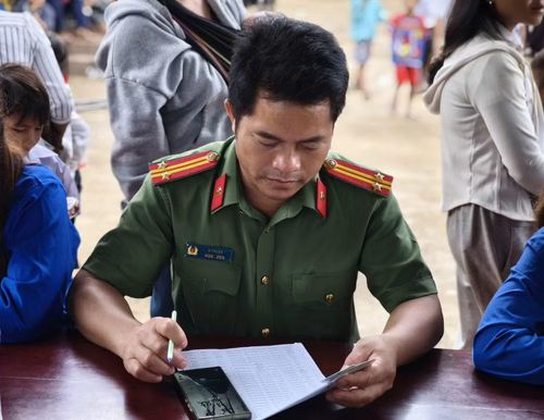Trung tá A Thuận hỗ trợ người dân kích hoạt tài khoản định danh VNeID mức 2.