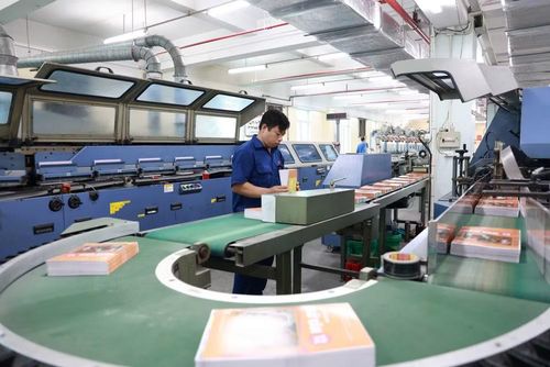 Công nhân tại các nhà in thao tác công đoạn cuối để đưa sách ra thị trường. (Ảnh: Nhà xuất bản Giáo dục Việt Nam cung cấp)