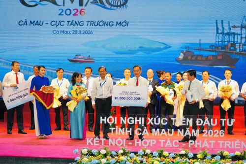 Đại diện chính quyền và Ủy ban Mặt trận Tổ quốc Việt Nam tỉnh Cà Mau tiếp nhận hỗ trợ hơn 60 tỷ đồng từ doanh nghiệp ủng hộ quỹ an sinh xã hội tỉnh Cà Mau. (Ảnh: HỮU TÙNG)
