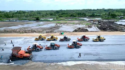 Công trường thi công nâng cấp, mở rộng Cảng Hàng không Cà Mau đang khẩn trương về đích. (Ảnh: HỮU TÙNG)