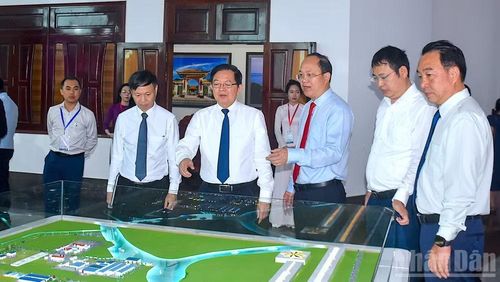 Phó Thủ tướng Chính phủ Hồ Quốc Dũng (thứ 4 từ phải qua) cùng các lãnh đạo tỉnh Cà Mau tham quan trưng bày không gian mới của Cà Mau sau hợp nhất tỉnh. (Ảnh: HỮU TÙNG)