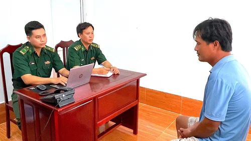 Đồn Biên phòng Gành Hào làm việc với thuyền trưởng sà lan LA-08708. (Ảnh: HOÀNG TÁ)