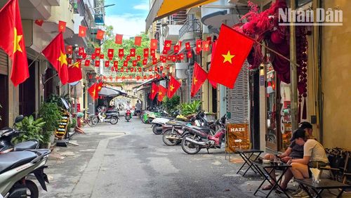 Sắc đỏ thanh bình và rực rỡ của ngày hôm nay là kết quả của quá khứ kiên cường.