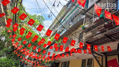 Mùa thu đẹp nhất khi phố phường rợp bóng cờ hoa, nhắc nhở người dân về sự nghiệp cách mạng vĩ đại của dân tộc.
