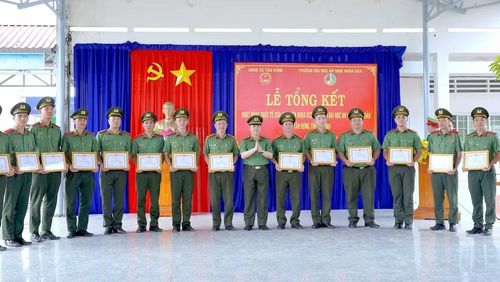 Đại diện Công an tỉnh Cà Mau tặng Giấy khen của Giám đốc Công an tỉnh cho các tập thể, cá nhân Trường Đại học An ninh nhân dân đạt thành tích xuất sắc trong hoạt động thực tế. (Ảnh: HỮU ĐỆ)