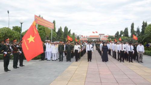 Các đại biểu kính cẩn dành phút mặc niệm tưởng nhớ, tri ân, bày tỏ lòng biết ơn vô hạn trước sự hy sinh anh dũng của các thế hệ cha anh vì sự nghiệp đấu tranh giải phóng dân tộc, thống nhất đất nước. (Ảnh: CTV)