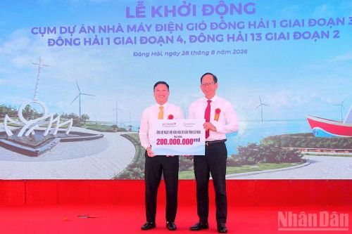 Giám đốc Sở Công thương tỉnh Cà Mau Nguyễn Chí Thiện (bên phải) đại diện chính quyền tỉnh tiếp nhận hỗ trợ từ doanh nghiệp. (Ảnh: HỮU TÙNG)