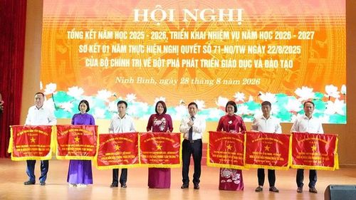 Thừa ủy quyền, đồng chí Nguyễn Tiến Dũng, Tỉnh ủy viên, Giám đốc Sở Giáo dục và Đào tạo trao Cờ thi đua xuất sắc của Ủy ban nhân dân tỉnh cho các tập thể. (Ảnh: HÀ NAM)