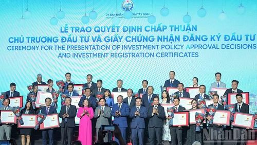 Lãnh đạo tỉnh Tây Ninh trao Quyết định chấp thuận chủ trương đầu tư và giấy chứng nhận đăng ký đầu tư cho các doanh nghiệp.