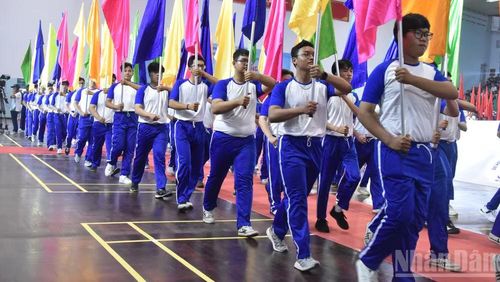Khối cờ đại hội diễu hành qua lễ đài. (Ảnh: NGUYỄN SỰ)
