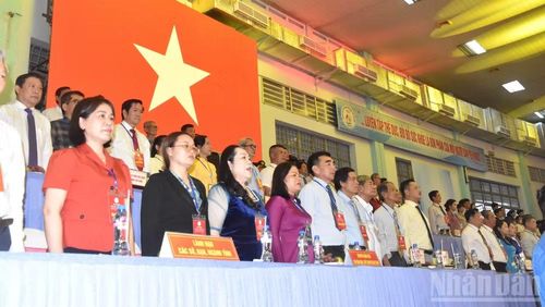 Các đại biểu thực hiện nghi thức chào cờ tại Lễ khai mạc Đại hội. (Ảnh: NGUYỄN SỰ)