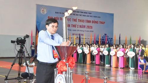 Đồng chí Nguyễn Văn Mười, Phó Bí thư Tỉnh ủy, Trưởng Ban Tổ chức Tỉnh ủy Đồng Tháp thắp ngọn lửa truyền thống lên đài đuốc của Đại hội. (Ảnh: NGUYỄN SỰ)