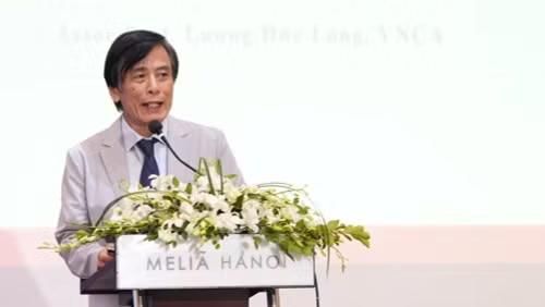 Phó Giáo sư, Tiến sĩ Lương Đức Long, Phó Chủ tịch kiêm Tổng Thư ký Hiệp hội Xi-măng Việt Nam (VNCA) thông tin về Chiến lược phát triển bền vững của ngành xi-măng Việt Nam. (Ảnh: Ban tổ chức)