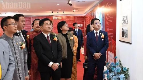  Các đại biểu tham quan triển lãm tranh “50 năm quan hệ Thái Lan-Việt Nam”. (Ảnh: XUÂN SƠN) 
