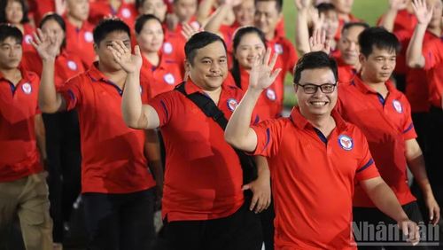 Các vận động viên tiến qua lễ đài.