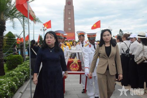  Lãnh đạo tỉnh Đắk Lắk tiễn đưa các anh hùng liệt sĩ về nơi an nghỉ cuối cùng.