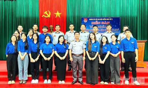 Đại biểu Chi đội Kiểm ngư số 3 và đơn vị kết nghĩa chụp ảnh lưu niệm.