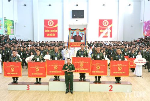 Thiếu tướng Chiêm Thống Nhất, Ủy viên Trung ương Đảng, Phó tư lệnh, Tham mưu trưởng Quân khu 9 trao giải cho các đội đạt thành tích cao.  