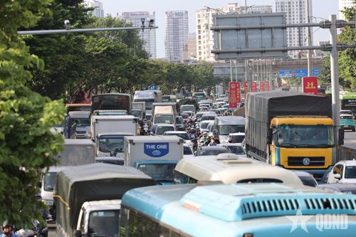  Tại đường Ngọc Hồi, hướng về Quốc lộ 1A cũ, dòng xe kéo dài. Ô tô, xe máy di chuyển chậm, có thời điểm các phương tiện phải nhích từng đoạn.