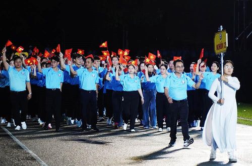 Các đoàn tham gia diễu hành tại buổi lễ. 