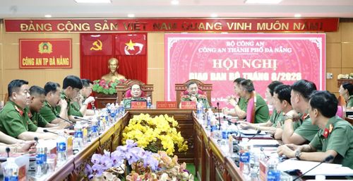 Thiếu tướng Nguyễn Hữu Hợp- Giám đốc Công an TP Đà Nẵng và Thiếu tướng Hoàng Thanh Tuyền - Giám đốc Bệnh viện 199 đồng chủ trì hội nghị tại điểm cầu Công an TP Đà Nẵng.