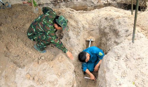 Tìm kiếm khu vực nghi có hài cốt liệt sĩ.