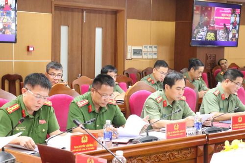 Các đồng chí lãnh đạo Ban Giám đốc dự hội nghị