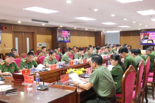 Các đồng chí lãnh đạo Ban Giám đốc và lãnh đạo các phòng nghiệp vụ tham dự hội nghị